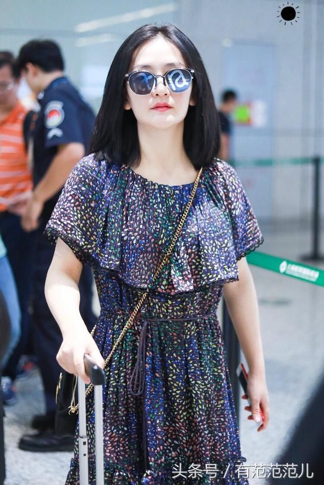 谢娜穿7千块的裙子难得美了一回，却被助理抢镜了，网友：尴尬不