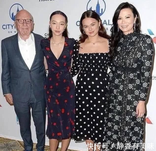『邓文迪真』52岁邓文迪太狠了,硬是把自己塞进小码旗袍,勒出凹凸“南瓜胯”