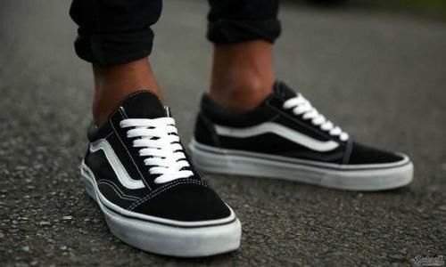  时髦：时髦VANS鞋款，丰富的层次感彰显文艺范，让你大玩运动复古风