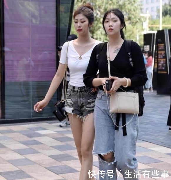 『衬衫』街拍:天生丽质的小姐姐,一件白色衬衫配牛仔裤,时尚窈窕好身姿
