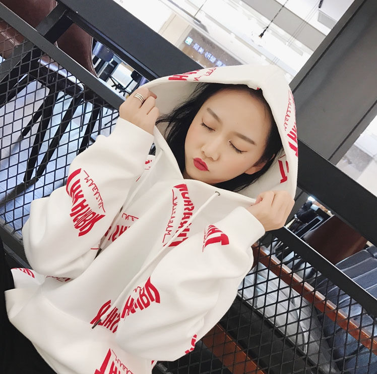 20几岁的姑娘，去年的卫衣别穿错了，今年流行这种慵懒风