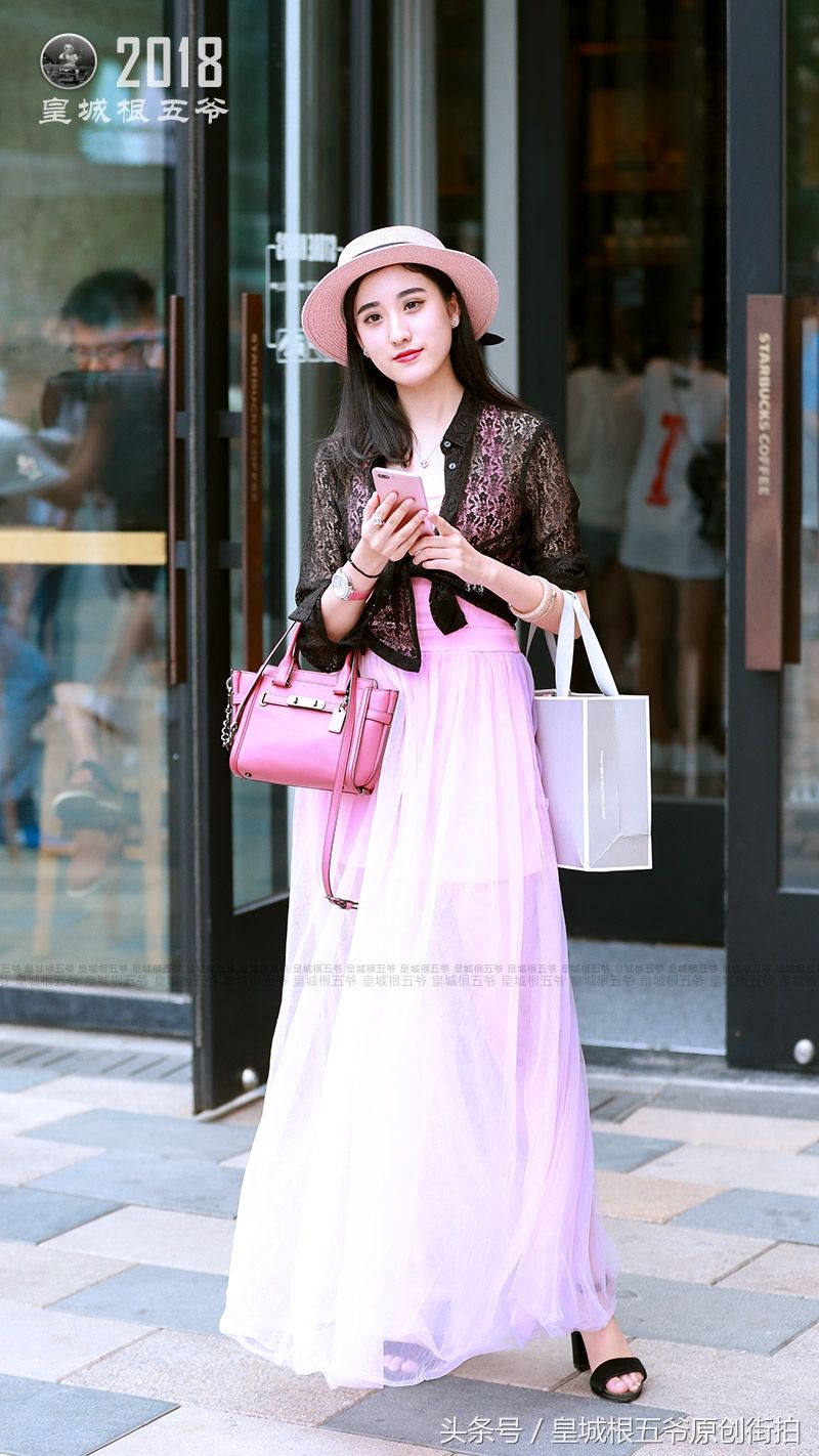 街拍:七月清凉又美丽的穿搭,这样穿好看性感又撩人