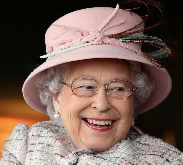 英国王室奢华聚会，百花斗艳堪比童话世界，92岁的她却成为了焦点