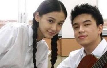 Angelababy一直被传整容，索性公开父母弟弟合照来辟谣