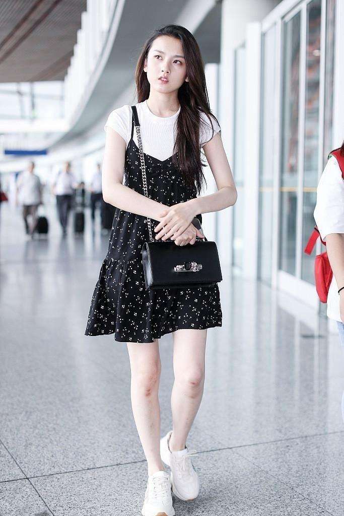 宋祖儿穿白T搭吊带裙现身，可当看到膝盖时网友一阵心疼!