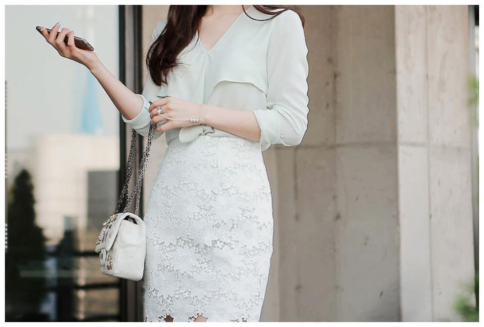 身形有致的紧身裙美女，穿出女神范儿，十分养眼！