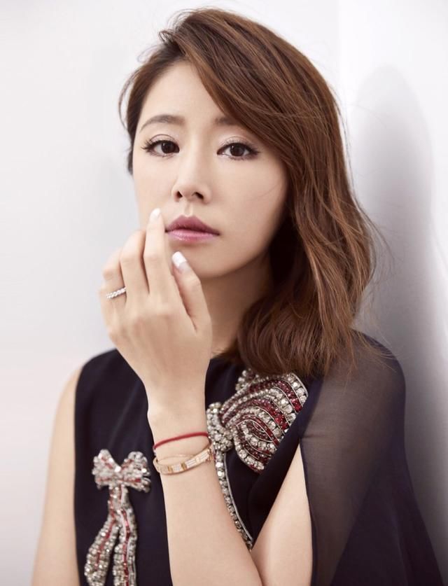 林心如终于服老，一身黑韵味十足，网友：42岁女人这样穿真美！