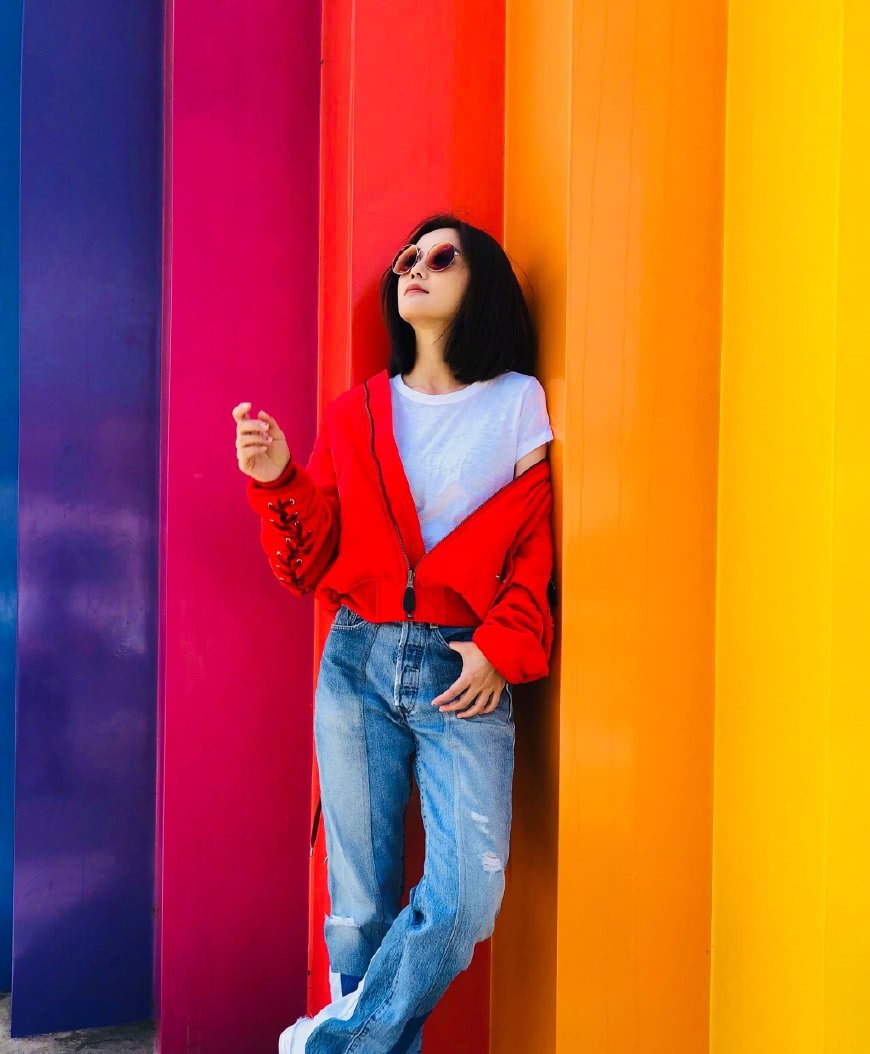 蔡卓妍真敢穿！这么宽松的裤子都能撑起来，网友：勒的不难受吗？