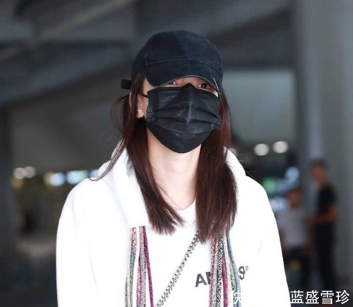 孙怡素颜“全副武装”, 看到她短到大腿根的裤子, 我沉默了