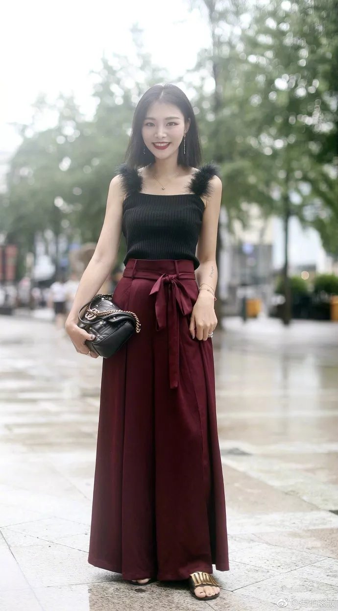 路人街拍：喜欢穿短裙的小姐姐，皮肤很白，面容很美