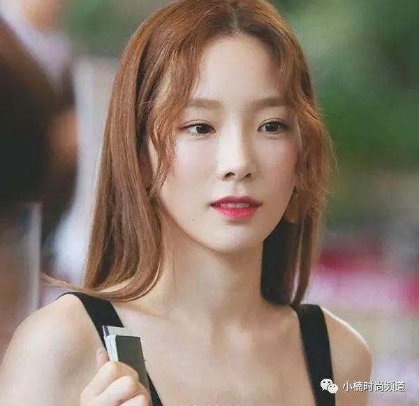 大明星也爱平价时尚！泰妍波浪刘海搭配露背装现身机场！