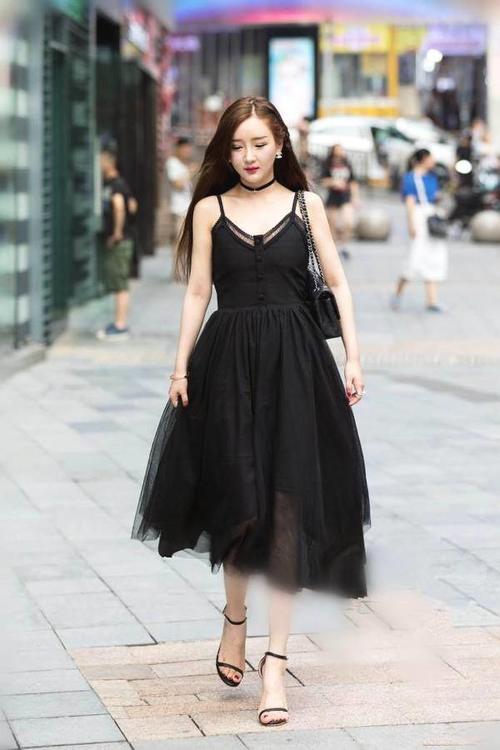 街拍：偶遇超气质美女，性感尤物气场十足，满屏长腿看花人眼！