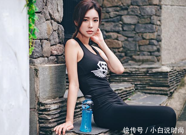 街拍美女：白皙甜美的紧身打底裤小姐姐，焕发出女人的精彩