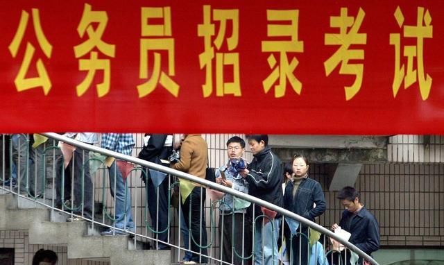 明年起，这两类人也进入“铁饭碗”？待遇薪资将比肩公务员