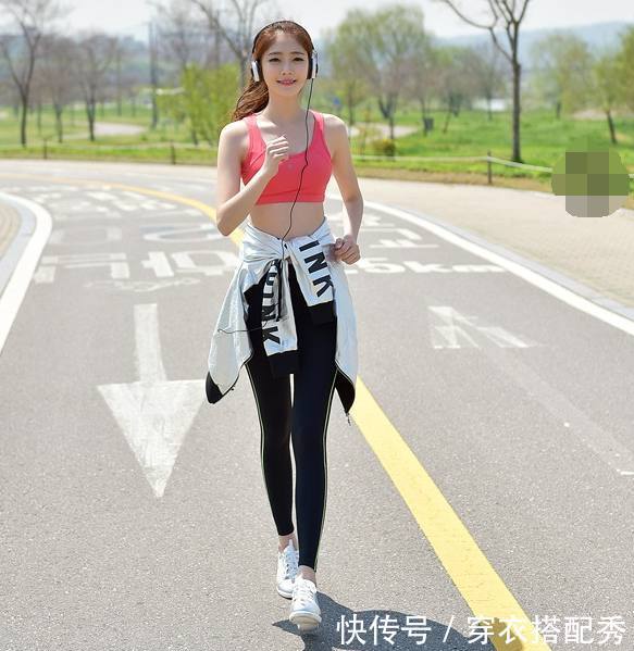 年轻活力的打底裤美女，有着甜美的气息，很招人喜欢！