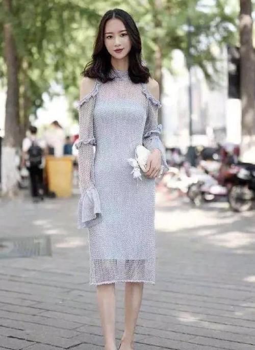  #毛绒#街拍：皮肤白皙的美女，一件白色毛绒外套配百褶裙，时尚气质高雅