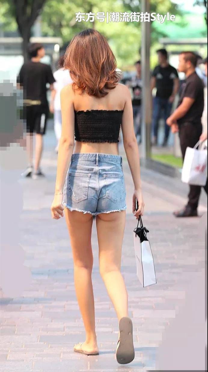 街拍 美女露背装的背影会说话 风景也很撩人