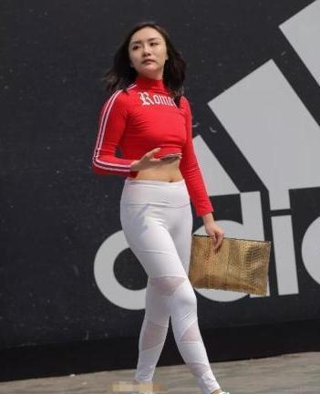白色打底裤看上去简单，但是配上红色上衣就能展现出她的魅力来