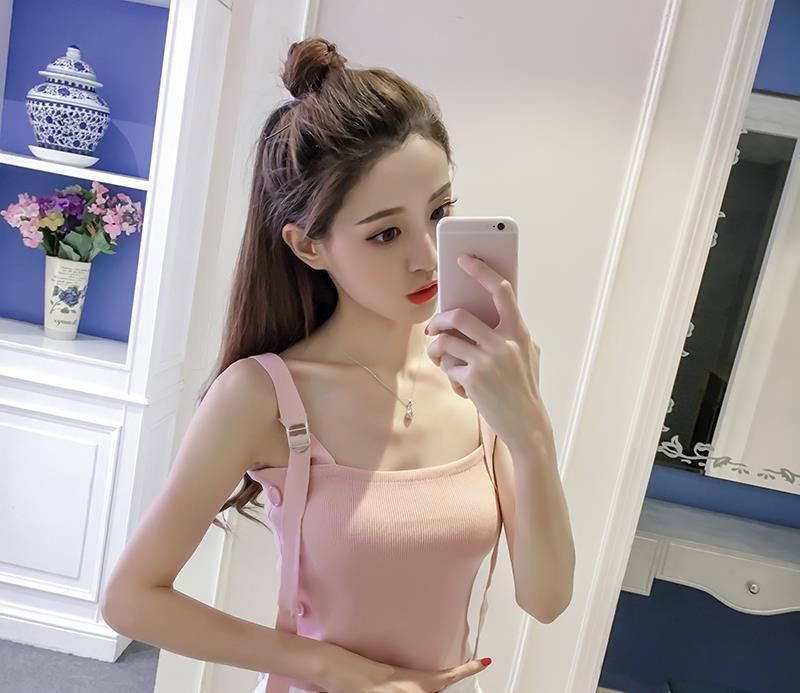 拥有完美的身材，就要靠修身的吊带，把身材凸显出来