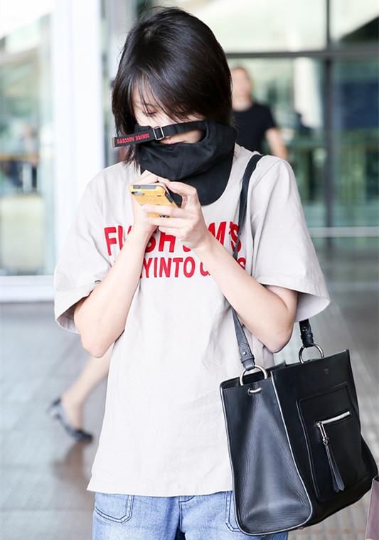 郑爽的剧照来了,感觉没有变胖,穿着拖鞋拍戏太任性!