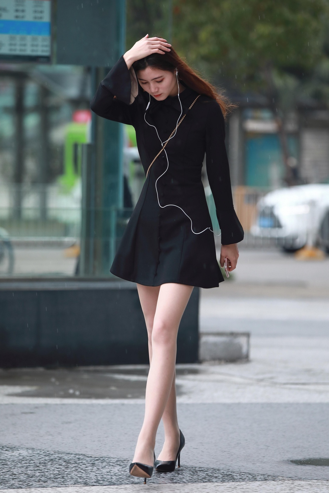 街拍:雨中漫步的肉丝美女,连衣短裙配高跟彰显女神风范