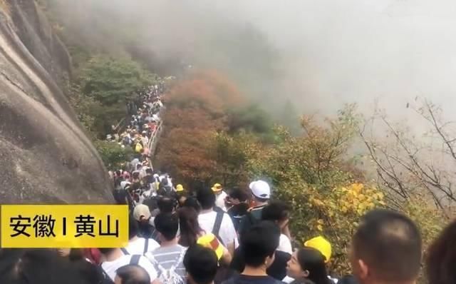 男子在黄山旅游不要命，爬到悬崖松树上拍照……