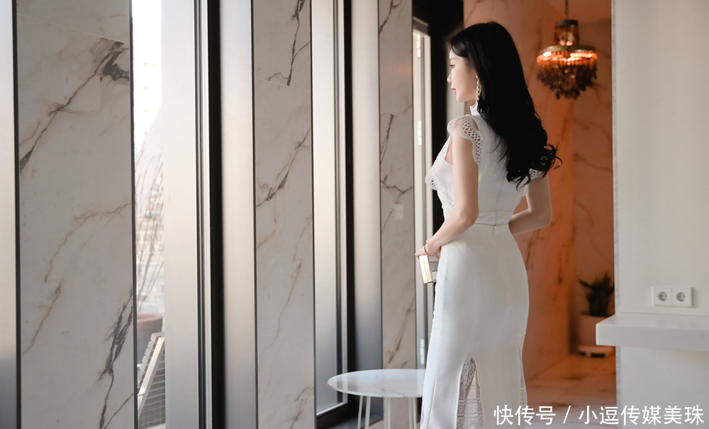  【设计】白色长裙穿搭，袖口轻薄花边的设计，让整个打扮变得更高级