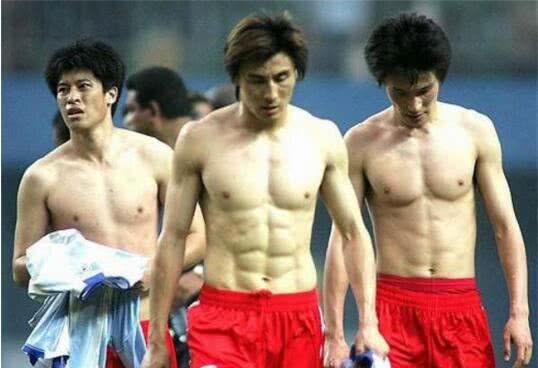 这就是真正差别!C罗洁身自好,国足被批白皮猪