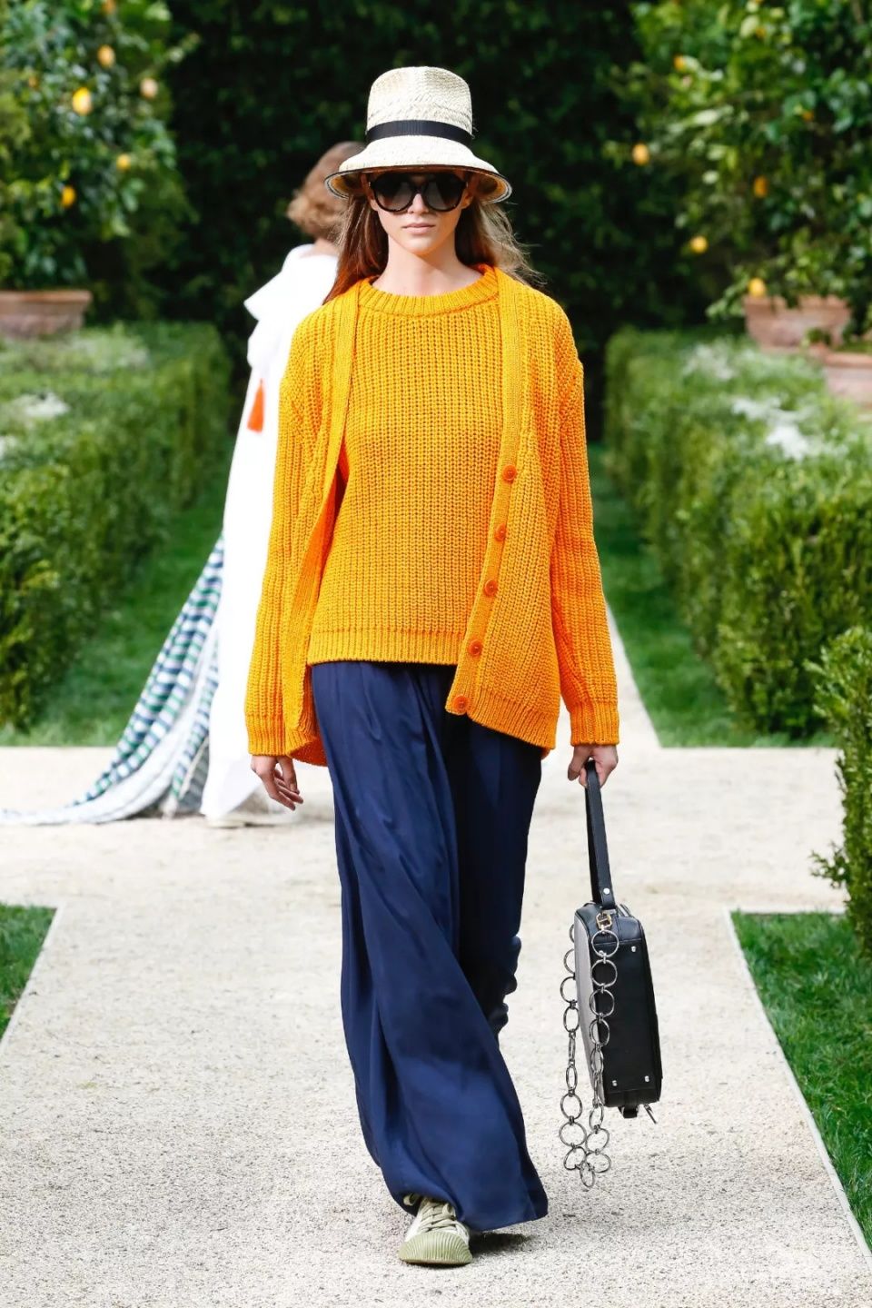 娜扎预测黄铜包边帆布鞋将成爆款，Tory Burch把浪漫融入运动风!