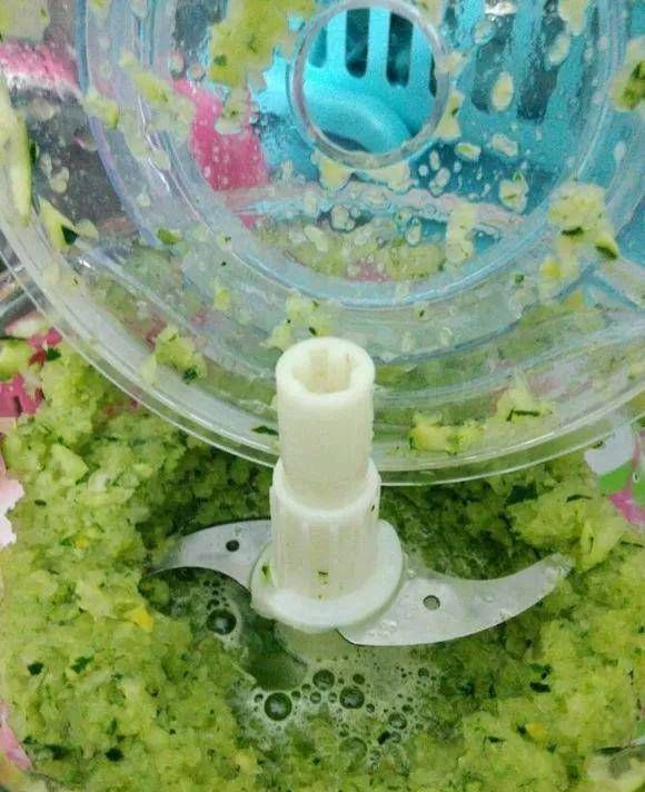  「花肥」吃完西瓜皮就扔？可惜它被制成了肥水，栀子花和茉莉花！