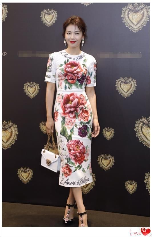 刘涛这身材简直了!如此难驾驭的裙子都能穿的这么美?王珂赚到了