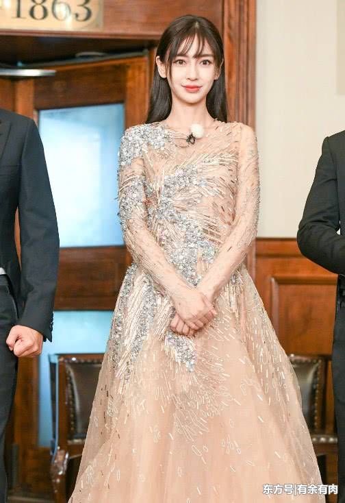 杨颖这次穿错了，一身亮片像是偷穿妈妈衣服的宝宝，略显老气!