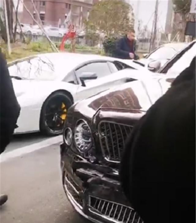 『宾利慕尚』600万宾利提车,出店不到10分钟,车头撞了,车损就达6位数