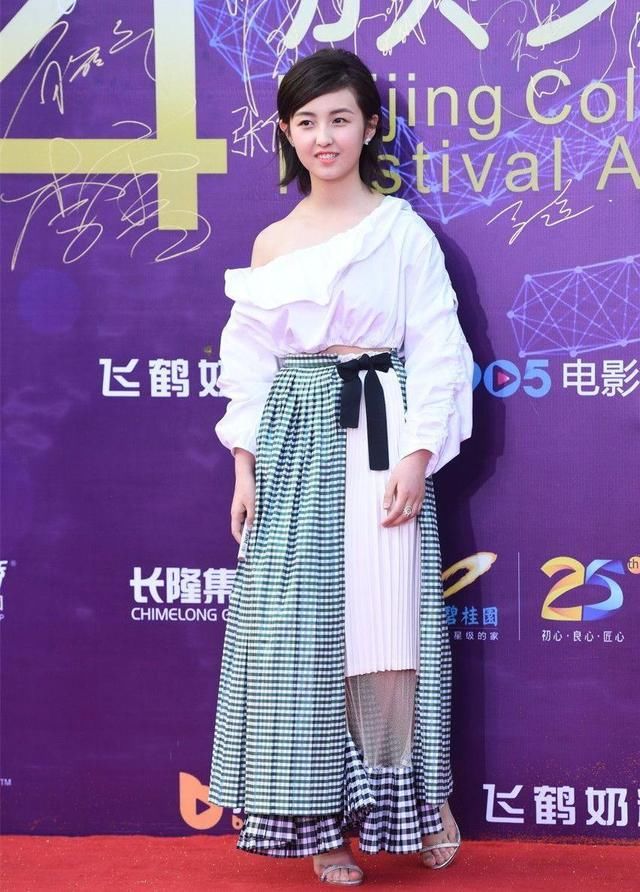 张子枫的刘海和裙子，看着忒土气，网友:花重金换个造型师吧
