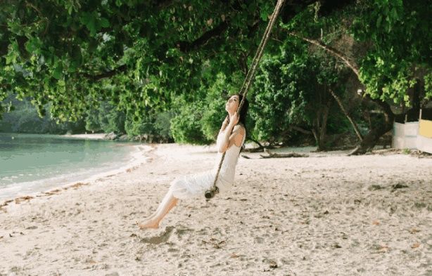 迪丽热巴身穿白色镂空连衣裙撞衫唐嫣, 迪丽热巴灵动, 唐嫣气质