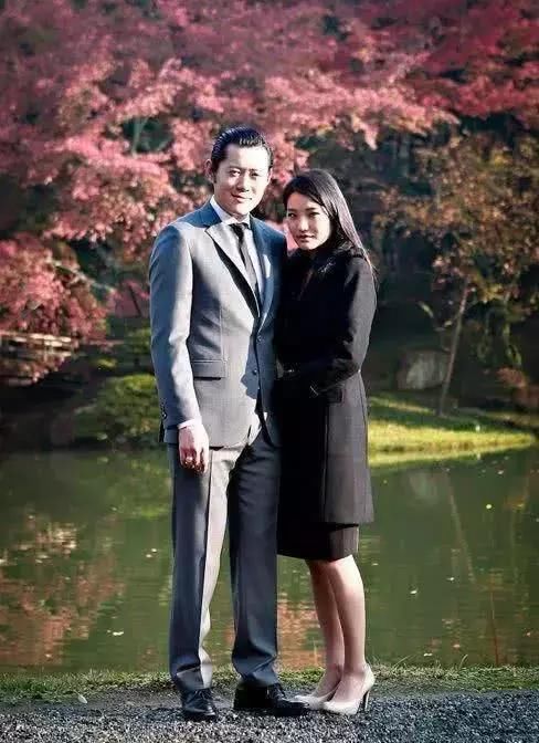 90后不丹王后，穿传统服饰超迷人，穿上“洋装”却暴露了这一缺点