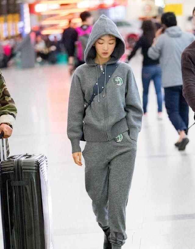  【喇叭裤】“牛仔外套”不吃香了，今年流行穿“校服”，减龄洋气