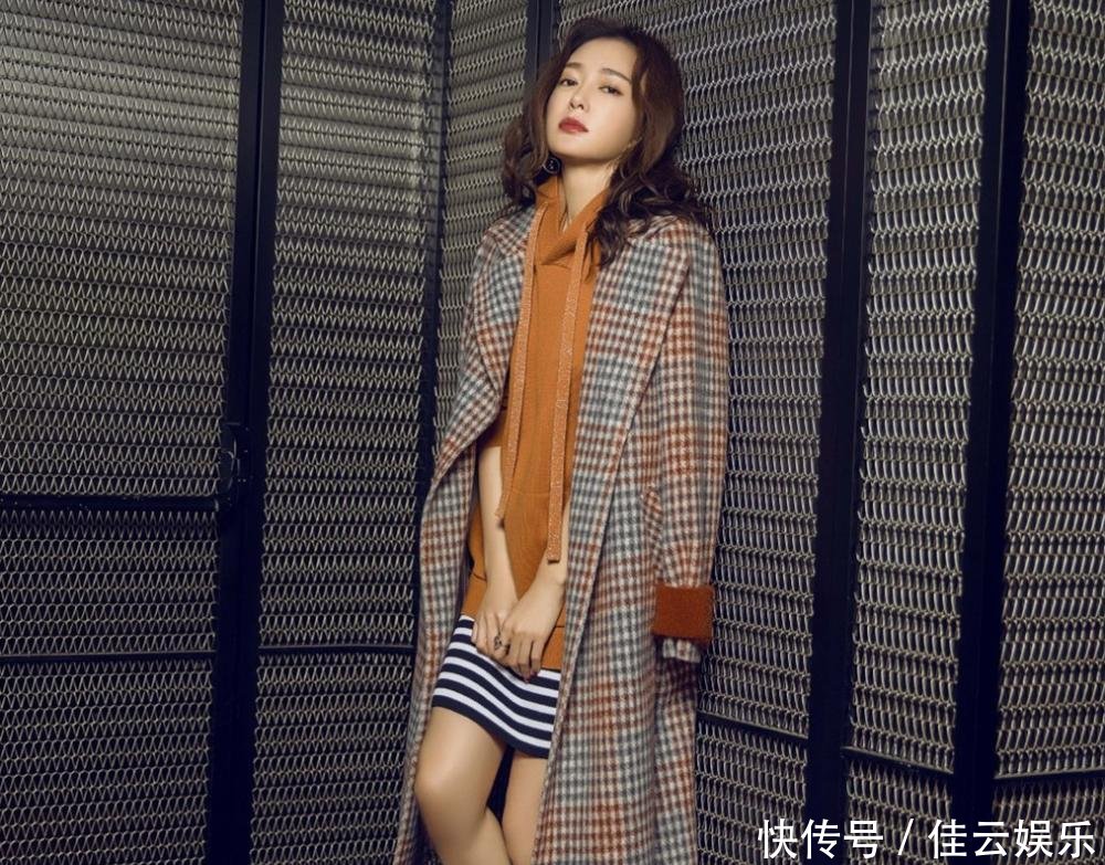 被秦岚的气质给惊艳到了! 穿白色西装很干练, 网友: 够时髦