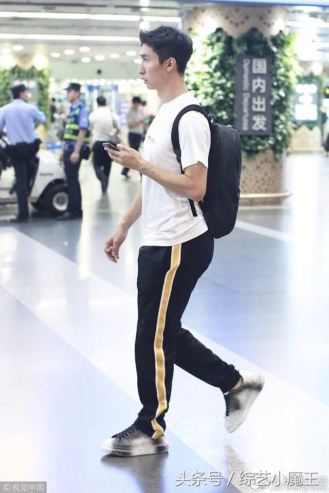 江疏影机场武大靖开心热聊！穿短裙露雪白美腿！