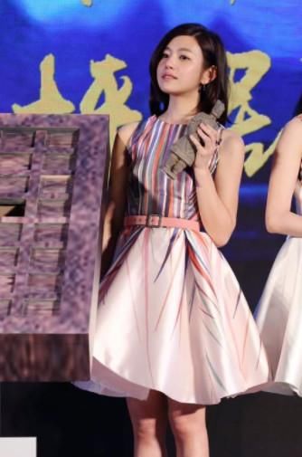 换上这条裙子后，陈妍希不止美了八个度