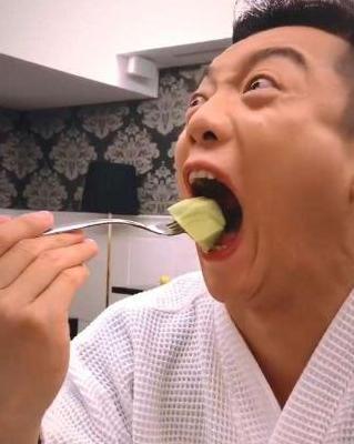 男明星涂口红什么样？郑凯Skr魔鬼，黄渤似贵妇，李晨让人目瞪口