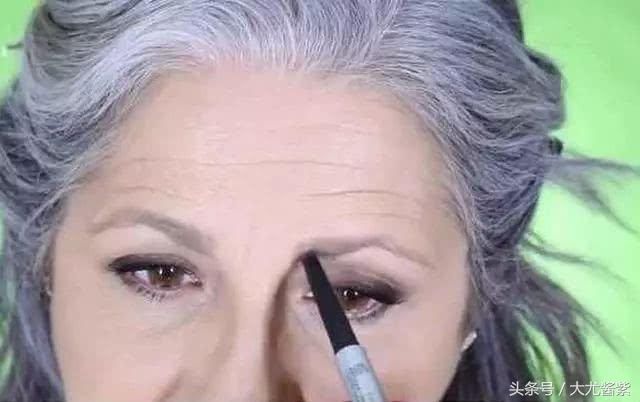 六十岁老奶奶化妆后容光焕发，她老伴觉得配不上了