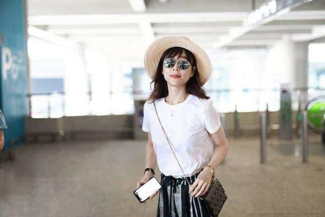 张静初白T搭阔腿裤秀“度假风”，网友：头上“农民工草帽”火了