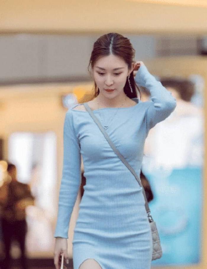 『浅蓝』街拍:身材苗条的美女,穿着浅蓝裙子像女神