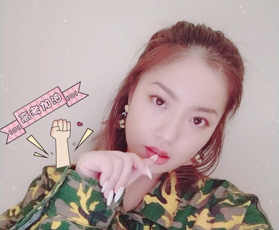 王菊太霸气!穿超短裤配白靴，一身肉肉网友感叹:自信最美