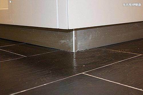 橱柜底下切记要装这块东西，真的太实用了，老师傅看了都夸好