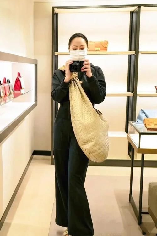 『漂亮』离开大浓妆的章小蕙，自然脸看着好青涩，搭条白裙还更漂亮！