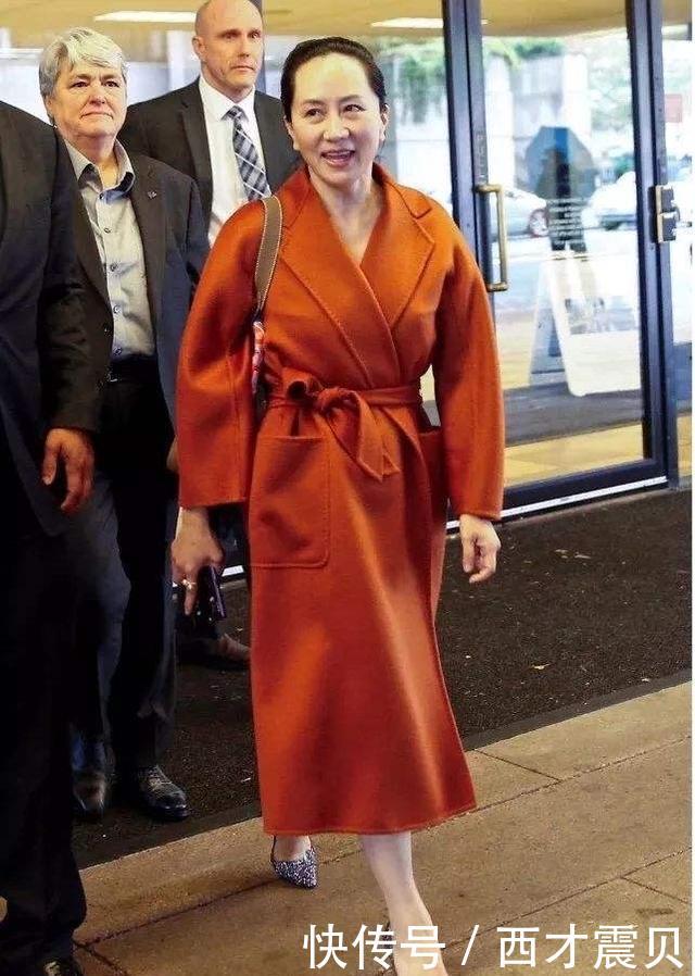 「脚铐」华为老总长女戴脚铐也优雅!神情淡定又从容,同父异母妹妹更迷人