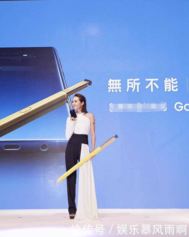 蔡依林踩恨天高,手拿“金箍棒”,身上一块布,网友:踩掉太尴尬