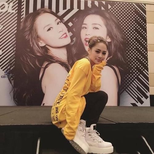 Gaga与未婚夫甜蜜出街不忘凹凸造型,连穿多天的30cm战靴估计难火